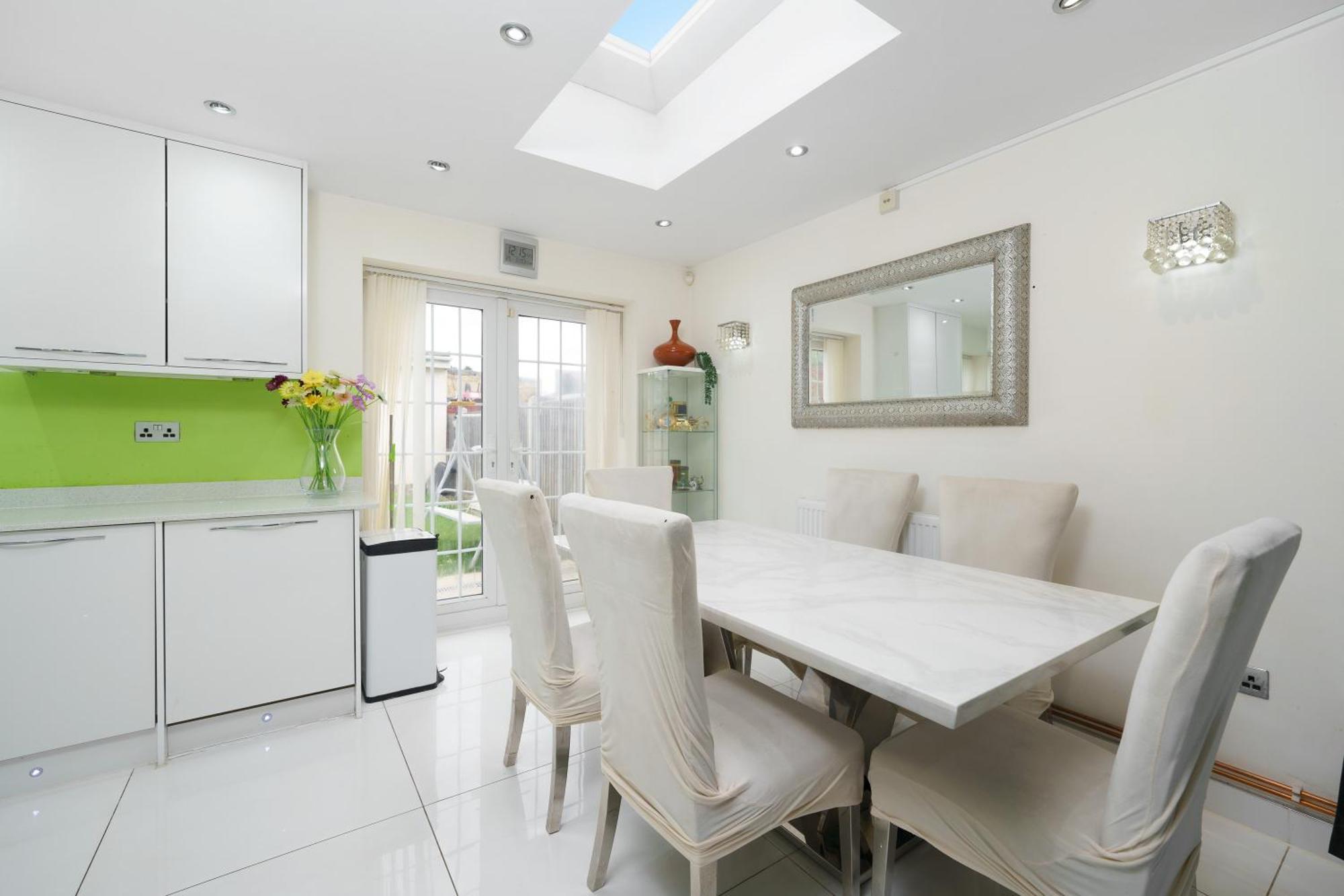Barking Haven Retreat - Airport - Parking - Train Station Holiday home *