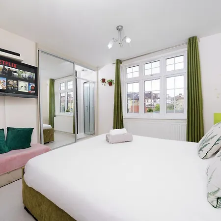Barking Haven Retreat - Airport - Parking - Train Station Villa Exterior photo