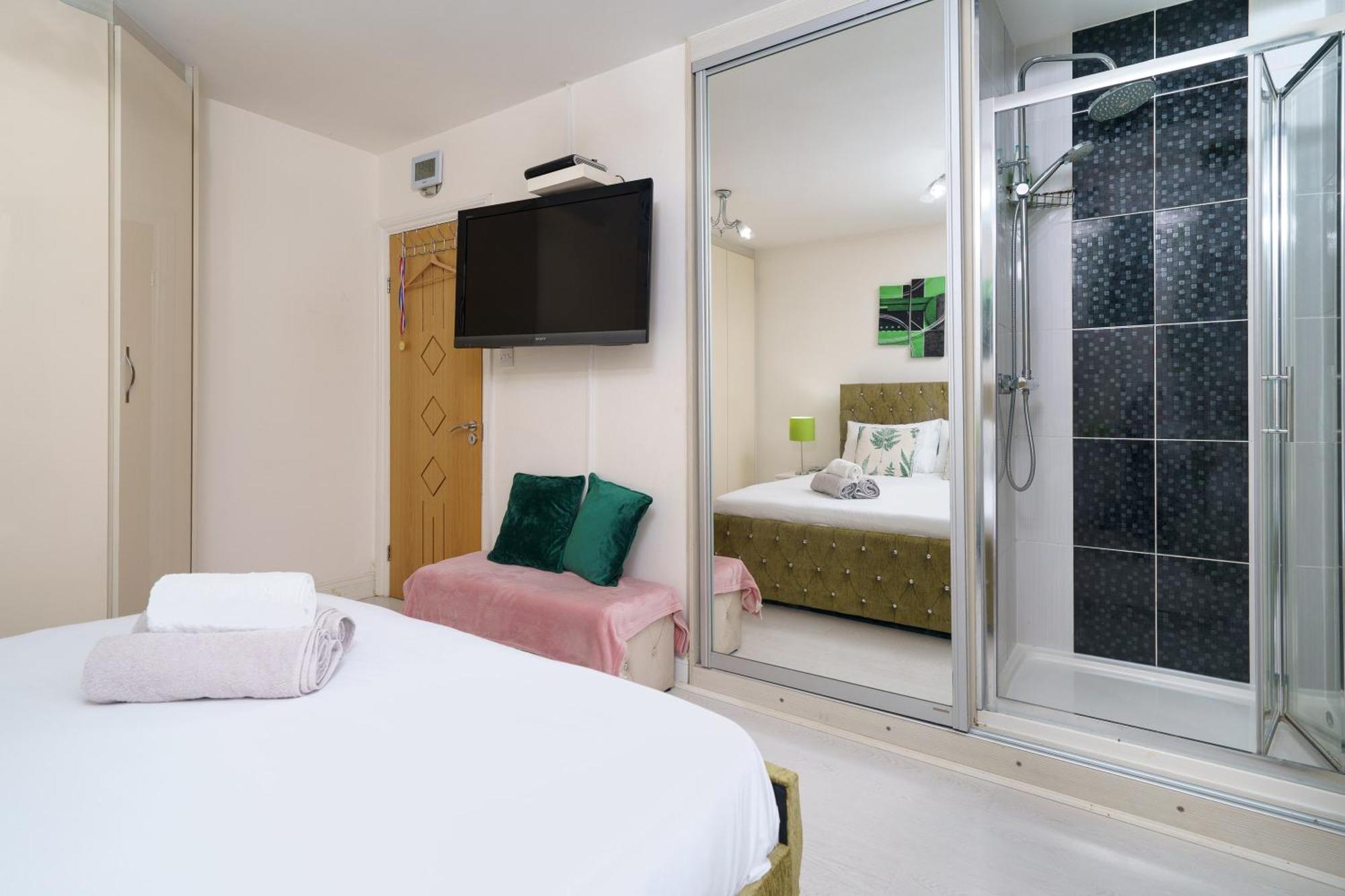 Barking Haven Retreat - Airport - Parking - Train Station
